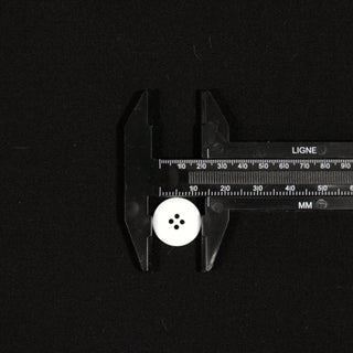 WHITE PLASTIC BUTTONS (24L)